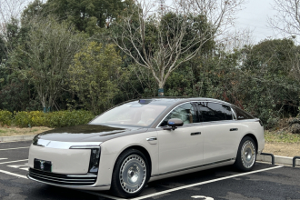 鸿蒙智行 尊界S800 2025款 增程 星辉行政版 4座