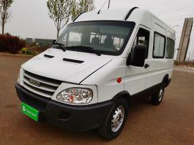 依维柯褒迪 2017款 2.5T经典A32客车中顶6-7座47Z5