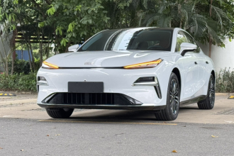 吉利银河 银河星耀8 2025款 130km EM-i 尊享版