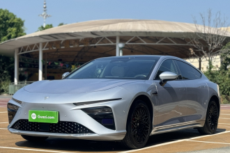 哪吒汽车 哪吒L 2024款 增程 310 闪充红衣版
