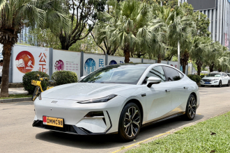 吉利银河 银河E8 2025款 700km 远航智驾版