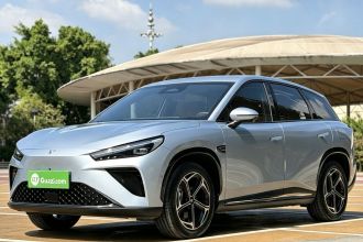 哪吒汽车 哪吒L 2024款 增程 310 闪充红衣版