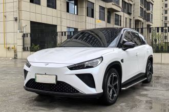 哪吒汽车 哪吒L 2024款 增程 310 闪充红衣版