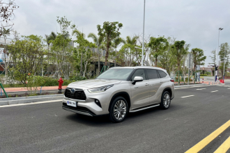 丰田 汉兰达 2022款 双擎 2.5L 四驱至尊版 7座