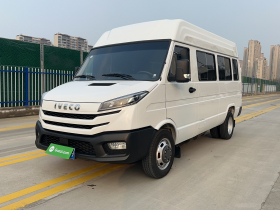 依维柯得意 2023款 2.5T A37M1多用途乘用车长轴中顶双胎手动门 自动挡