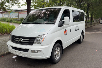 上汽大通MAXUS 新途V80 2023款 2.0T AMT经典傲运通短轴超低顶5/6座