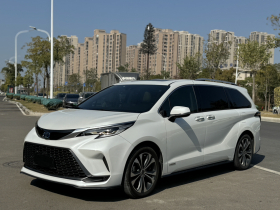 丰田 格瑞维亚 2022款 2.5L混动 尊爵版