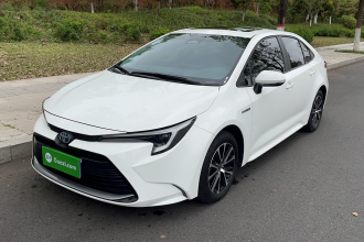 丰田 雷凌 2023款 智能电混双擎 1.8L 豪华版