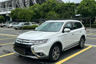 三菱 欧蓝德 2016款 2.4L 四驱精英版 5座