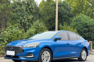 福特 福克斯 2021款 三厢 EcoBoost 180 自动锋潮型