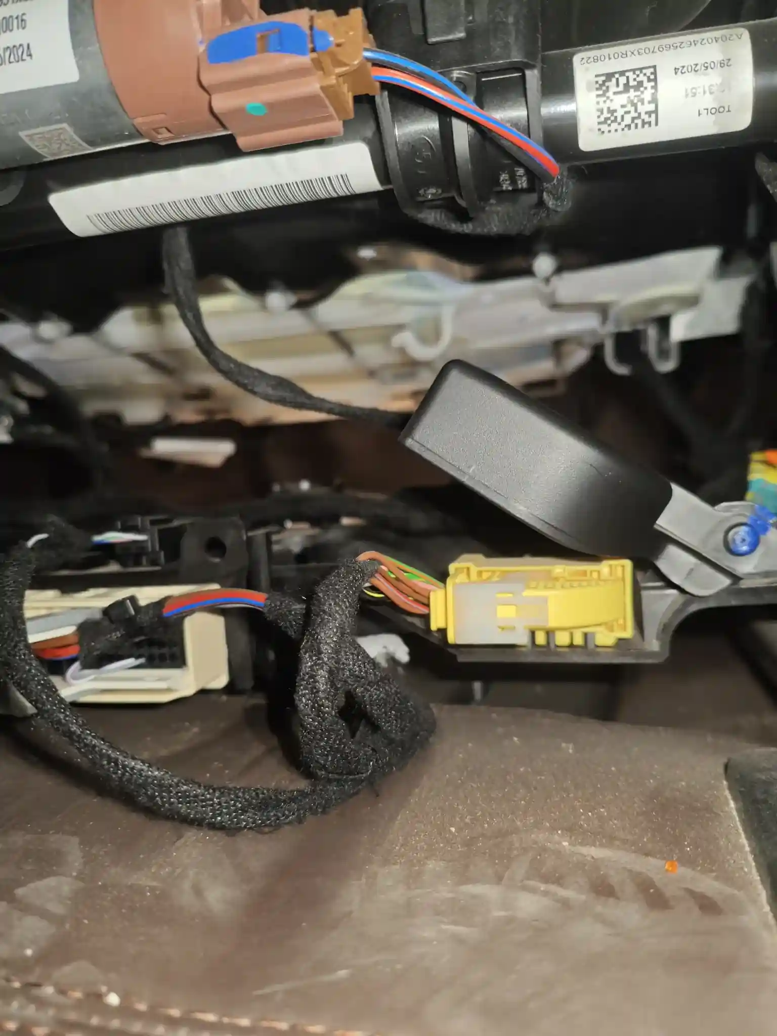 左前座椅滑轨拆卸痕迹实拍