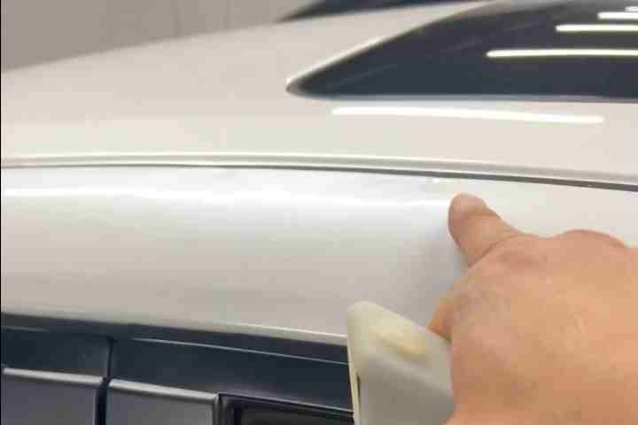 右侧车顶边梁覆盖面变形实拍