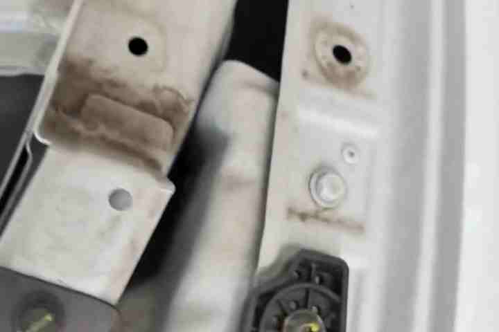 日间行车灯处维修痕迹实拍