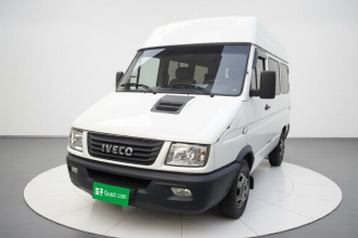 依维柯得意 2021款 2.5T A35 M1客车5-9座短轴中顶双胎手动门