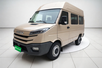 依维柯得意 2023款 2.5T A35M1短轴中顶单胎侧拉门5-9座