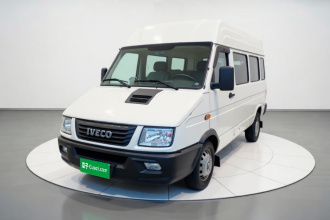 依维柯得意 2022款 2.5T A37 M1客车5-9座长轴中顶双胎手动门