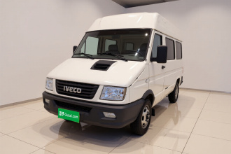 依维柯得意 2021款 2.5T A35 M1客车5-9座短轴中顶双胎手动门