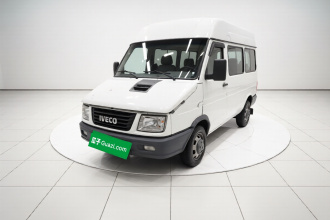 依维柯得意 2022款 2.5T A37 M1客车5-9座长轴中顶双胎手动门