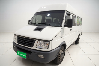 依维柯得意 2020款 2.5T A40客车双胎中顶5-9座国VI