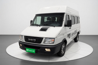 依维柯得意 2022款 2.5T A37 M1客车5-9座长轴中顶双胎手动门