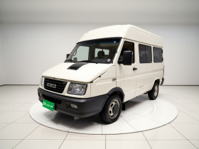 依维柯得意 2021款 2.5T A35 M1客车5-9座短轴中顶双胎侧拉门