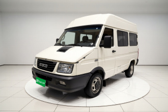 依维柯得意 2021款 2.5T A35 M1客车5-9座短轴中顶双胎侧拉门