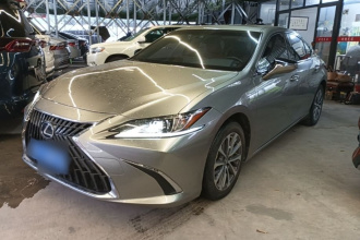 雷克萨斯ES 2022款 300h 卓越版