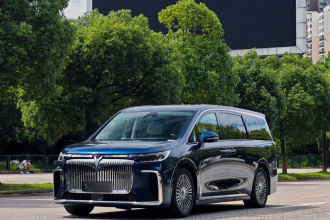 岚图汽车 岚图梦想家 2025款 PHEV 四驱旗舰鲲鹏版