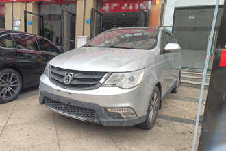 宝骏730 2014款 1.5L 手动豪华导航ESP版 7座