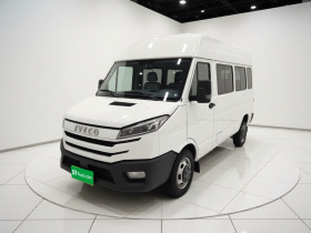 依维柯得意 2023款 2.5T A37M1长轴中顶双胎侧拉门5-9座