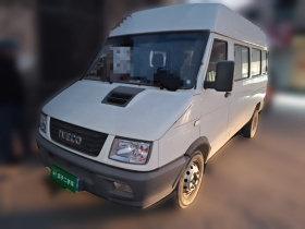 依维柯得意 2022款 2.5T A37 M1客车 5-9座长轴中顶双胎侧拉门