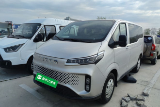 依维柯聚星 2023款 C30客货车 2.0T 93KW手动星途版低顶