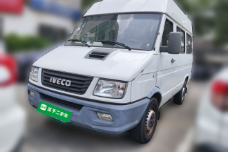 依维柯得意 2021款 2.5T A35 M1客车5-9座短轴中顶单胎侧拉门
