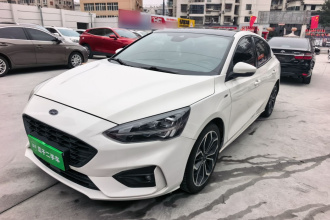 福特 福克斯 2021款 三厢 EcoBoost 180 自动ST Line