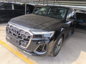 奥迪Q7 2025款 55 TFSI quattro S line运动型