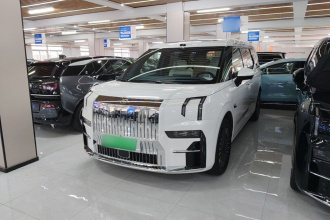 极氪009 2024款 七座过道版四驱 108kWh