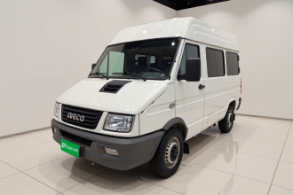 依维柯得意 2021款 2.5T A35 M1客车5-9座短轴中顶单胎手动门