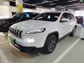 Jeep 自由光 2020款 2.0L 两驱经典运动版
