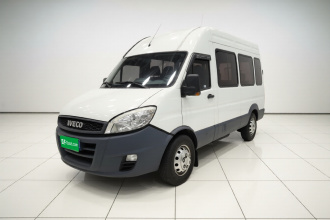 依维柯褒迪 2017款 2.5T尊享A37客车高顶6-7座47Z5