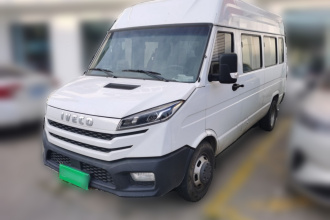 依维柯得意 2023款 2.5T A37M1长轴中顶双胎侧拉门5-9座