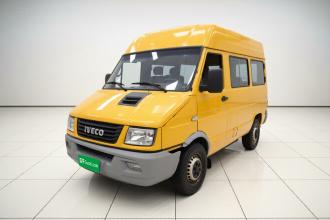 依维柯得意 2020款 2.5T A35客车单胎中顶5-9座侧移门国V