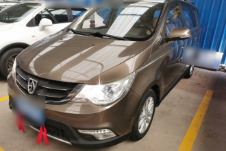 宝骏730 2014款 1.5L 手动豪华导航ESP版 7座