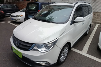 宝骏730 2014款 1.5L 手动豪华导航ESP版 7座