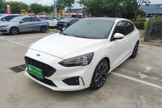 福特 福克斯 2021款 三厢 EcoBoost 180 自动ST Line