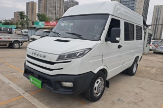 依维柯得意 2023款 2.5T A35M1短轴中顶双胎侧拉门5-9座