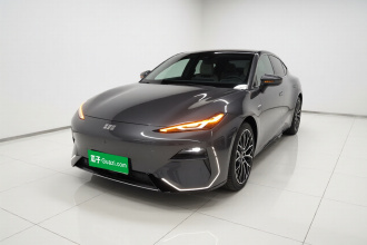 吉利银河 银河E8 2024款 620km 四驱星舰 性能版