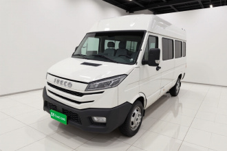 依维柯得意 2022款 2.5T A37 M1客车 5-9座长轴中顶双胎侧拉门