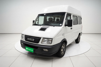 依维柯得意 2021款 2.5T A35 M1客车5-9座短轴中顶双胎手动门