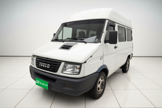依维柯得意 2021款 2.5T A35 M1客车5-9座短轴中顶双胎手动门