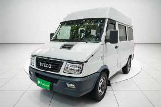 依维柯得意 2020款 2.5T A35客车双胎中顶5-9座国VI